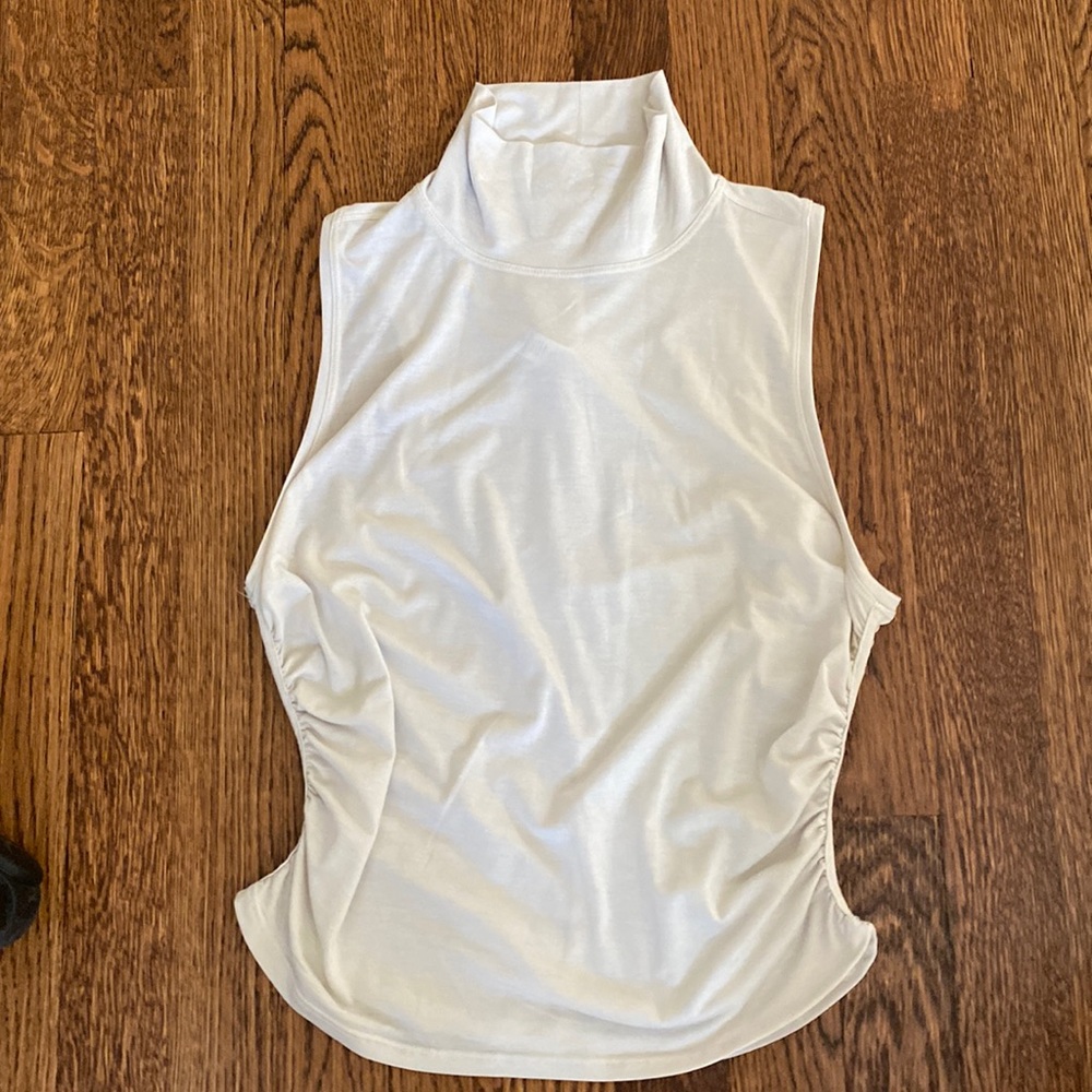 Lululemon Athletica Women's Mock  Turtleneck Sleeveless top.beige color.